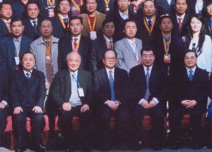 “創(chuàng)業(yè)之星”大會董事長與中共中央政治局委員、副總理回良玉等國家領(lǐng)導(dǎo)合影